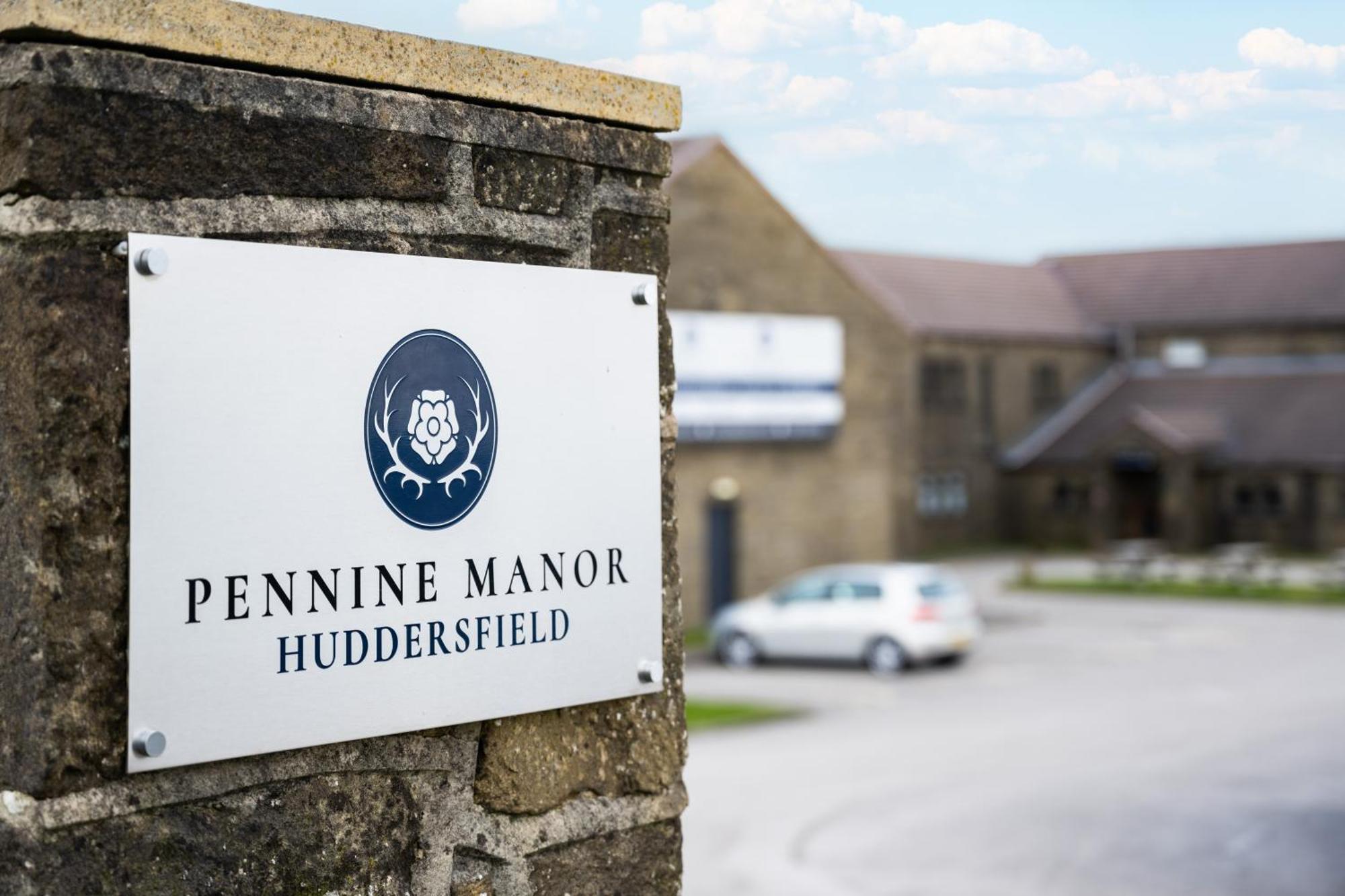 Pennine Manor Hotel Huddersfield Exterior foto